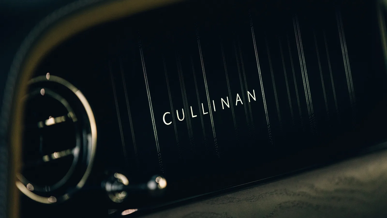 Салон Rolls-Royce Cullinan Series II: подсвеченная панель с надписью Cullinan
