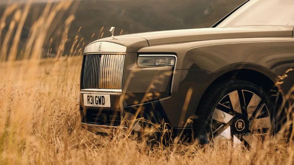 Rolls-Royce Cullinan Series II: решётка Pantheon и вертикальная светодиодная оптика